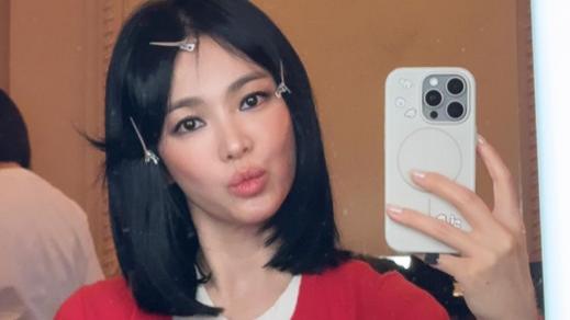 宋慧乔更新动态：晒工作花絮照片，长发牛仔裤显文艺