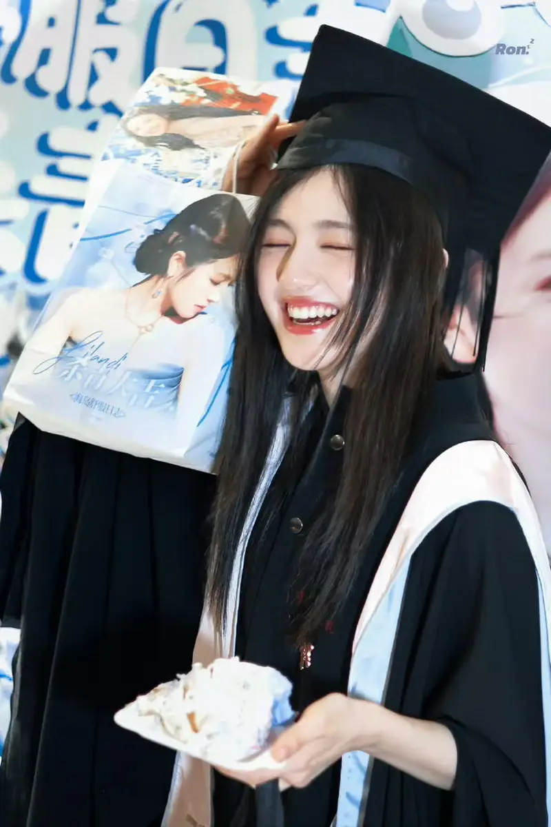 李兰迪穿学士服现身粉丝应援 眼含热泪气质温柔迷人