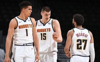 和23年夺冠阵容相比，现在的掘金运动能力下滑了，投射能力下降了，篮板能力下降了，