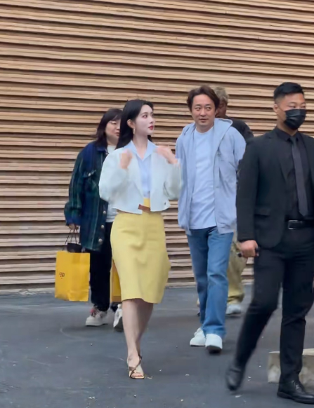 孟子义现身景德镇参加芬迪线下活动，贾士凯罕见陪同，韩甜甜今天也是罕见提兜，这架式