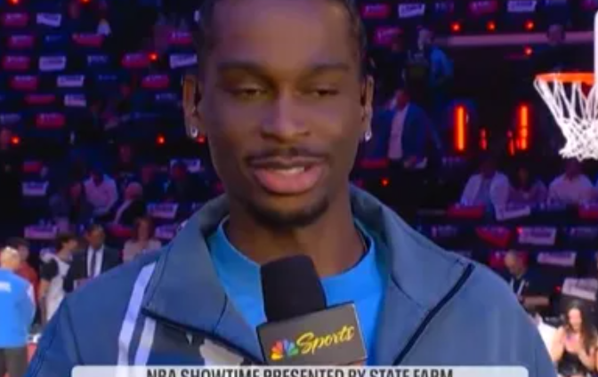 NBA全明星正赛赛前，雷霆球员谢伊-吉尔杰斯-亚历山大在解说席接受了采访。
采访