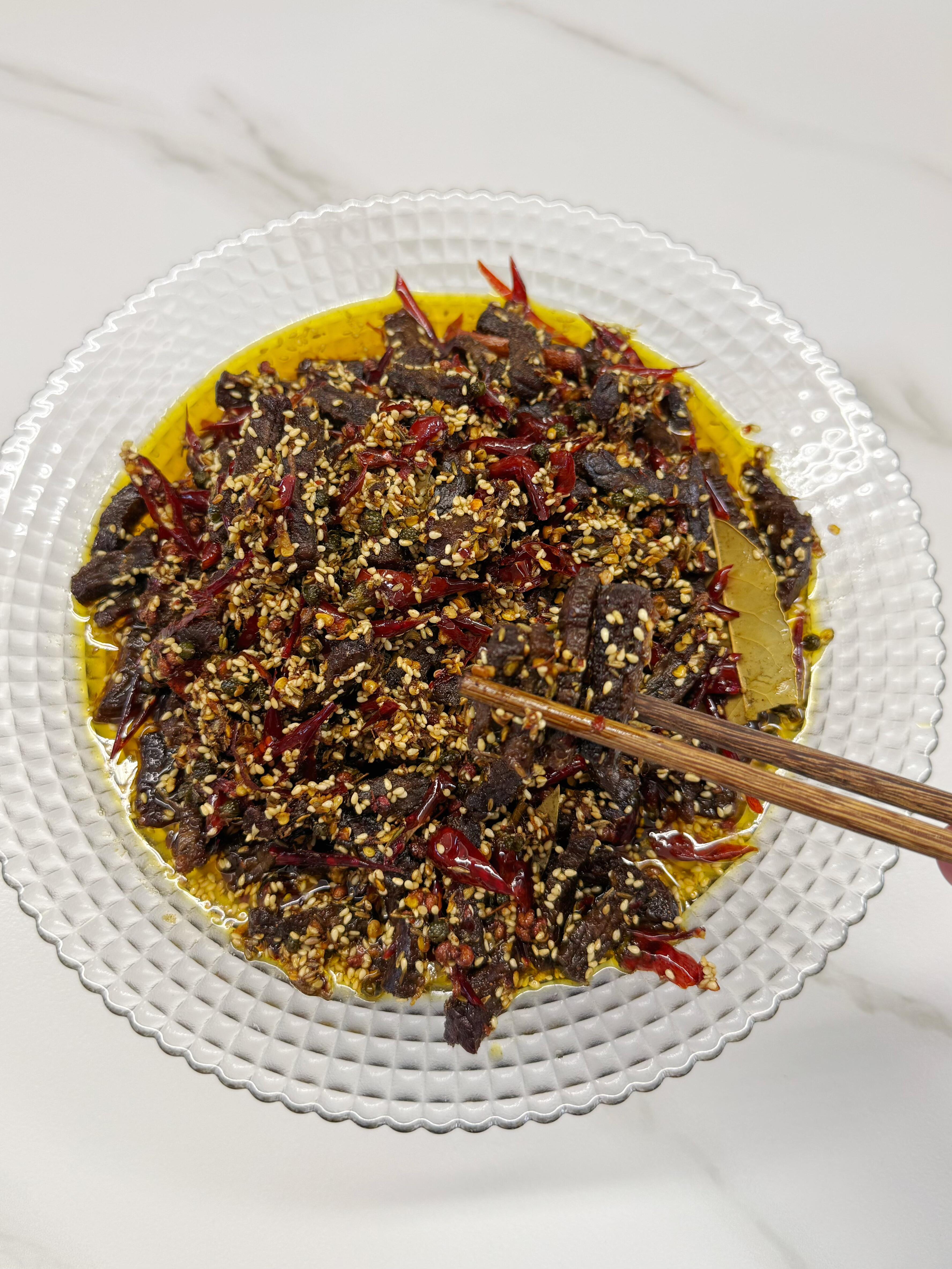 麻辣冷吃牛肉🔥 越嚼越香！追剧封神小零食
家人们谁懂啊😭 追剧没它我真的不行