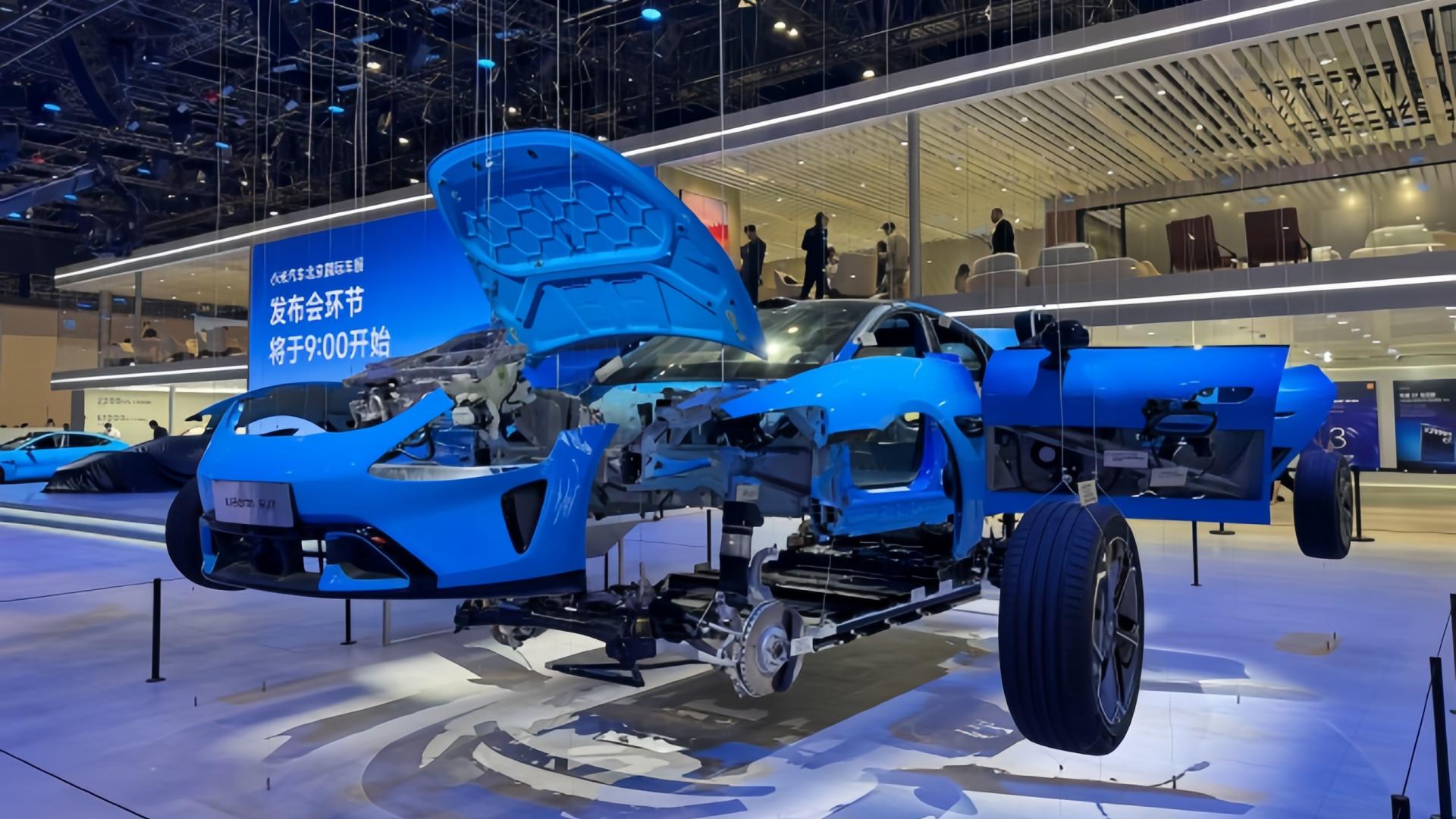 不藏了！小米直接把SU7拆成零件供人围观