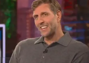 德克-诺维茨基在今日的一档节目中谈到独行侠交易安东尼-戴维斯。
诺维茨基说道：“