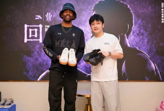 两张清晰的图片，樊振东和凯里欧文，高端局一个接一个，樊振东和足球、篮球、网球、棒