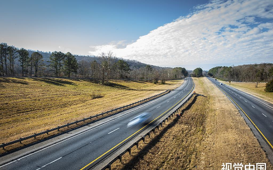 高速上遇到路怒症司机，我按喇叭提醒，哪想他竟疯了般撞上来，对我实施抢劫