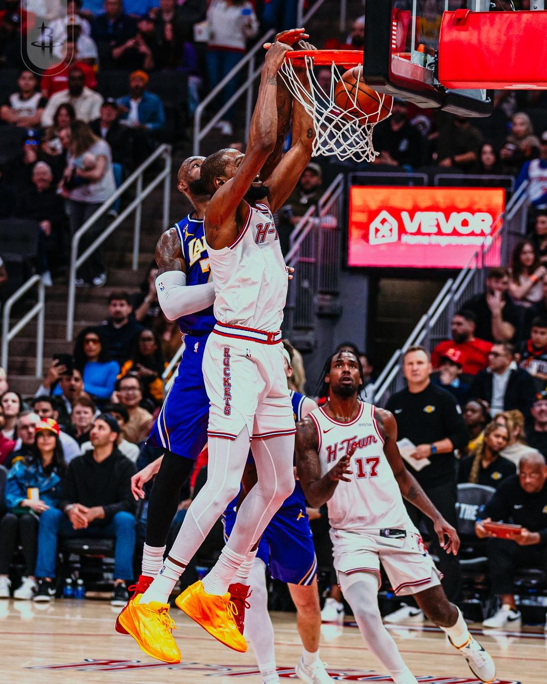 火箭缺一个攻防一体的超级后卫

看看马刺，哪怕后卫线爆满，依旧选择哈珀，而不是缺