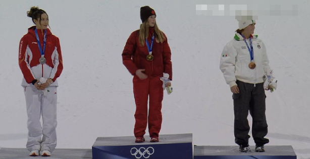 从北京到米兰，谷爱凌不断刷新自由式滑雪的历史纪录，大跳台银牌只是又一次亮眼成绩，