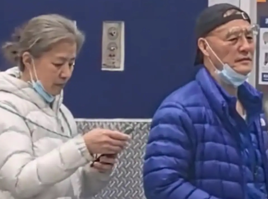 迟蓬老师和老公智磊去吃自助餐俩人好接地气啊
有网友偶遇迟蓬老师，她是去年最出圈的