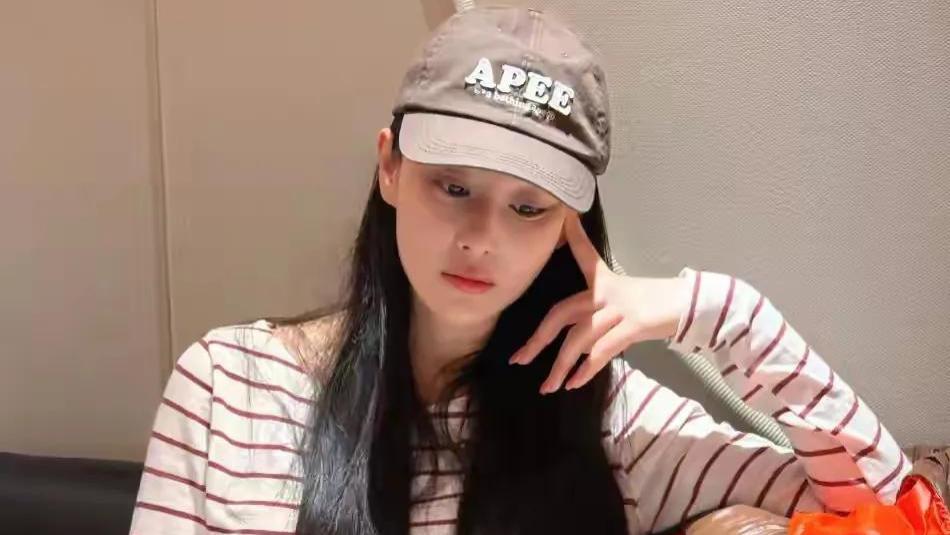 张馨予晒妈妈手织围巾，38岁仍被喊宝宝，这波母爱真的好幸福