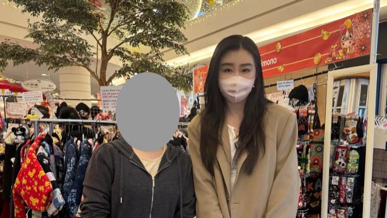 王祖贤商场逛街被偶遇：西装长发气质佳，与粉丝合影很温柔