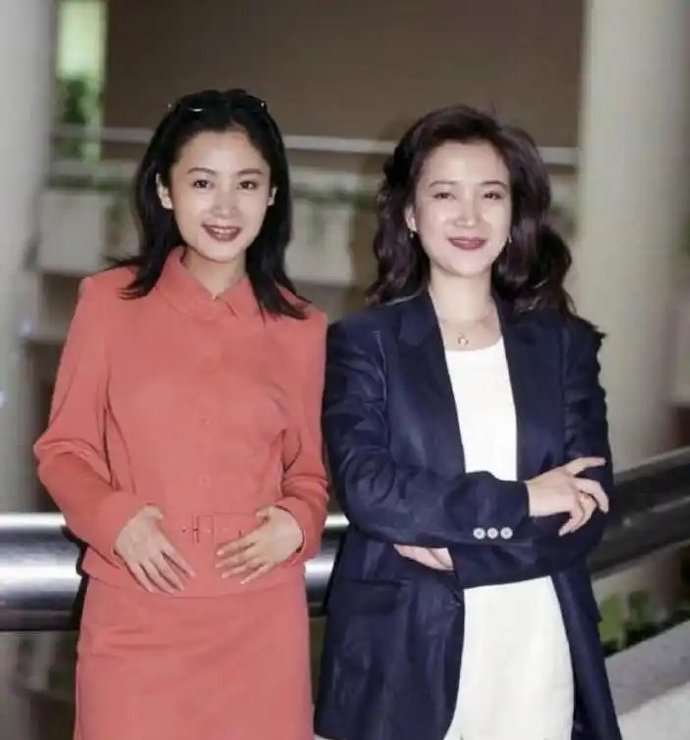 陈红与何晴30年前合影曝光，一颦一笑都透着绝代风华，琼瑶的眼光绝了！ ​​​