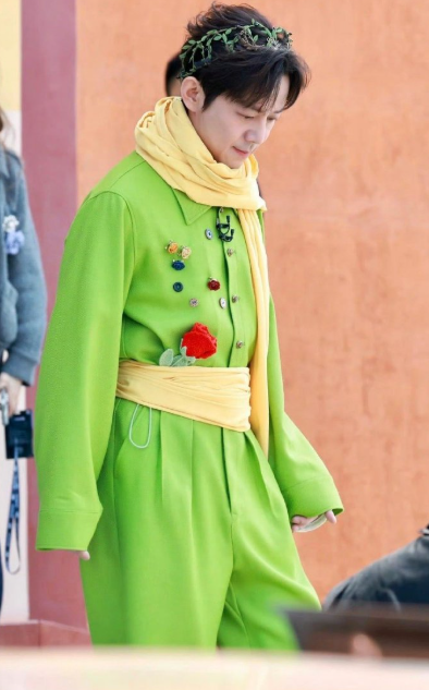 舞台中央，星光之下。何老师闭眼轻唱的那一刻，整个《大侦探》的夜晚都变成了童话。他