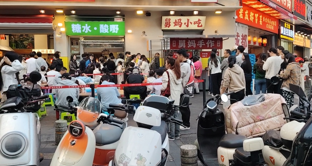 你们会为了吃一顿饭排队吗？
就是每天送外卖的时候经过一些餐馆门口
大概是傍晚七点