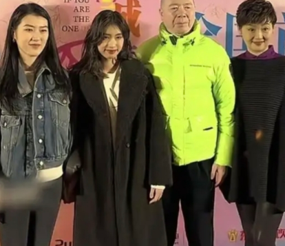 冯小刚难得一家四囗合影
大女儿冯思语毕业于北京电影学院，现从事电影幕后工作
依我