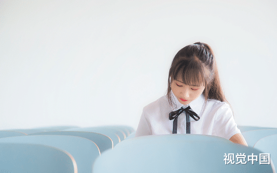 电梯显示13人，角落里有个只有我能看见的“它”。主管催促时，我让出了位置。这次，轮到他听了全程。