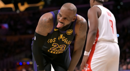 詹姆斯主动联系尼克斯想要加盟，但尼克斯拒绝了他的要求。据Hoops Wire记者