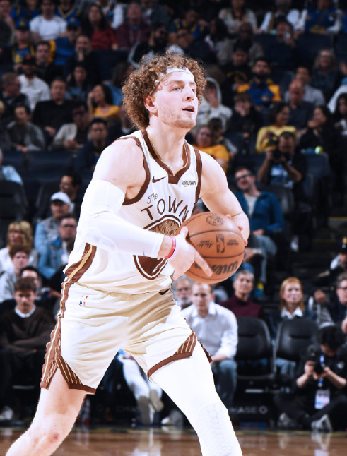 今天波姐表现好勇士赢球，他没得到表扬是我意料之中

但居然有人拿桑托斯的三十加来