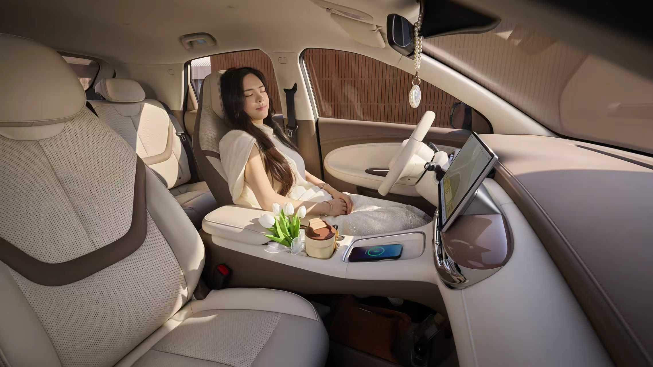 想象一下，在繁忙的城市车流中，一抹清新高雅的赫本绿缓缓驶过，那是一种怎样的视觉享