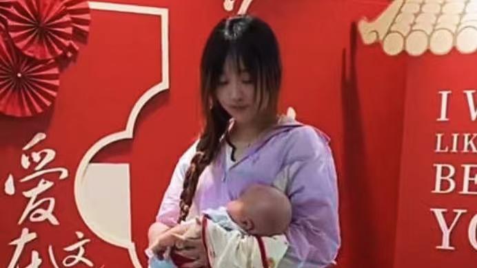 33岁美女偷尝禁果，带出生58天的儿子相亲：买一送一，男人不吃亏