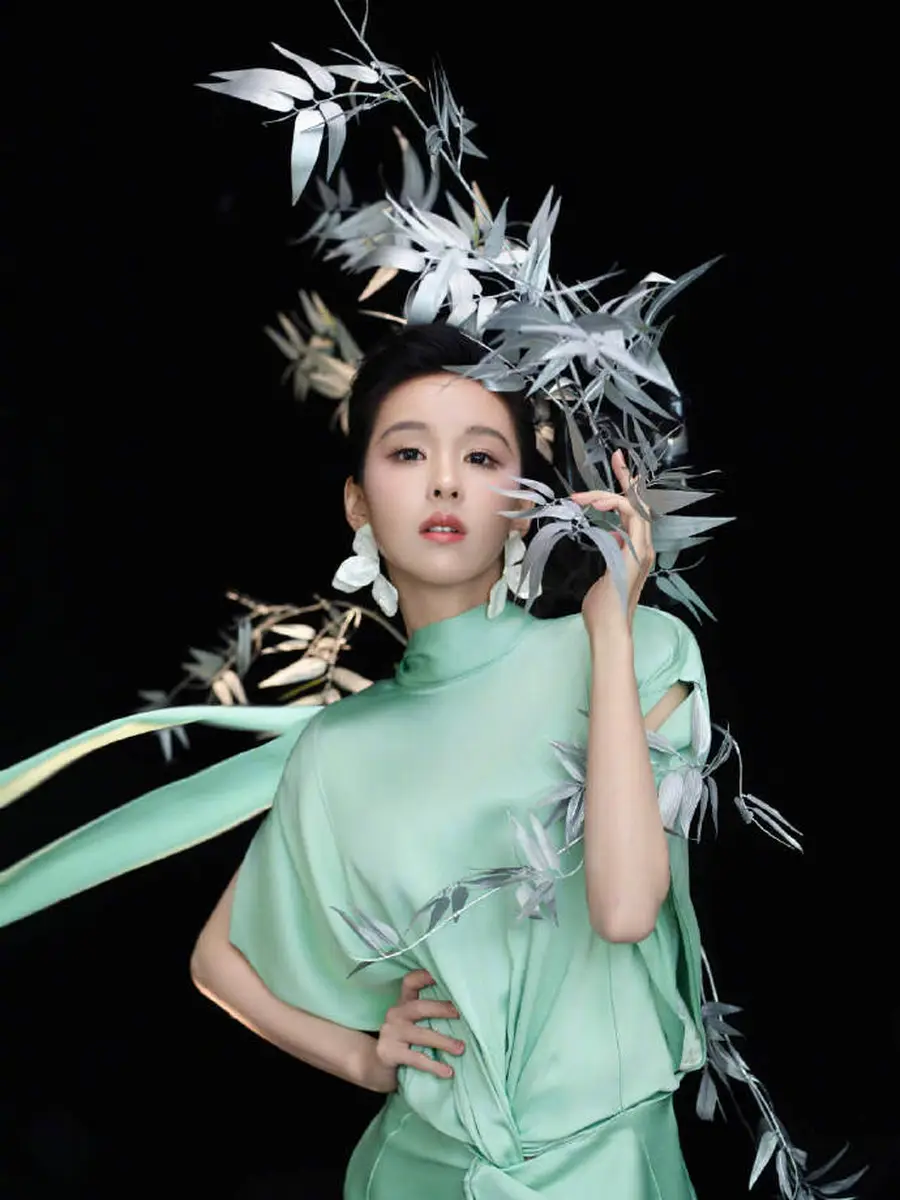 陈都灵一身青绿丝缎衣裙气质清冷 化身温婉青瓷美人
