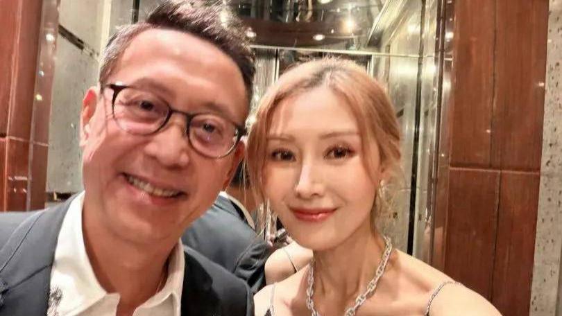 李嘉欣在社交平台晒出和老公许晋亨合照秀恩爱