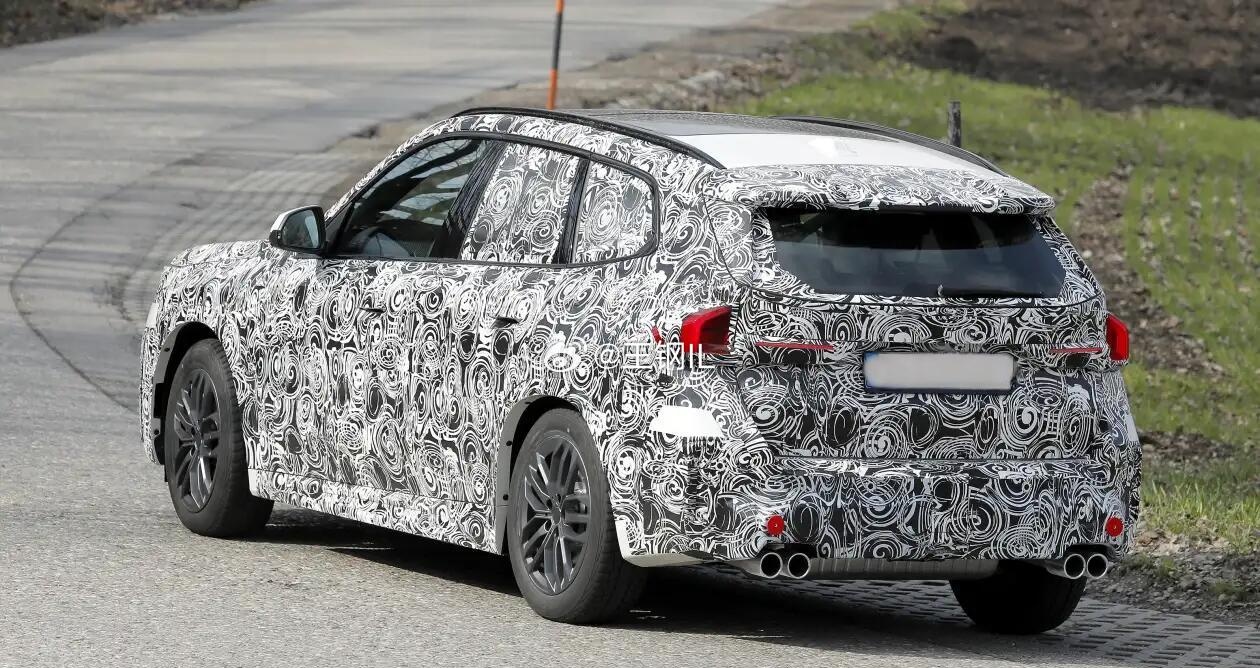 新款宝马X1燃油版谍照曝光，格栅变小＋新尾灯，预计内饰升级外观，前脸优化，格栅收