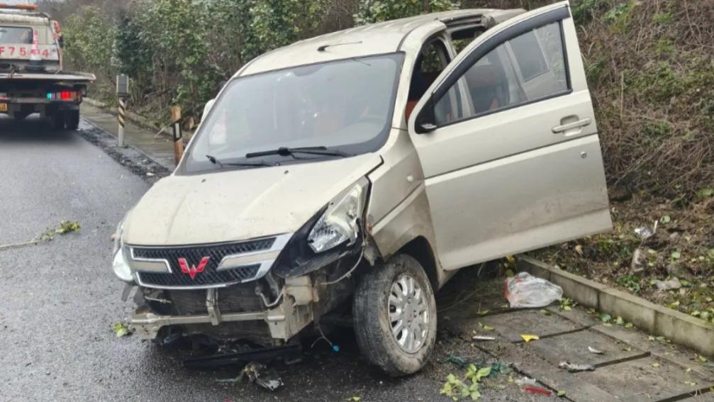 疲劳驾驶酿事故，闭眼瞬间事故来！