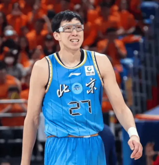 从NBA刚回来的护框加三分的周琦就是最完美的，说明NBA的人真的懂球。可惜后来周