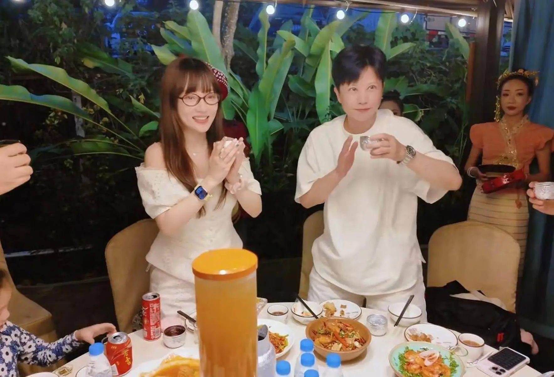 李小璐参加泼水节现场跳傣族舞 44岁皮肤白到发光