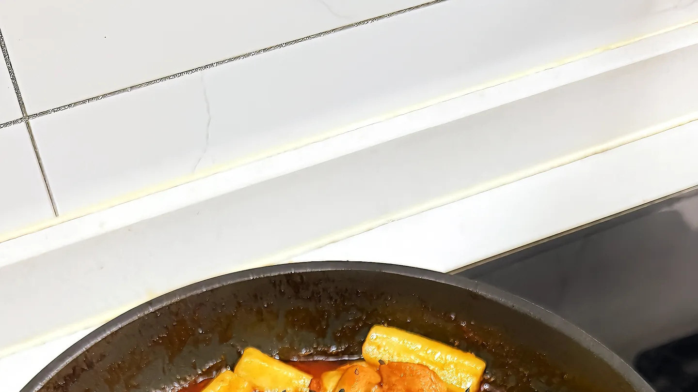 芝士年糕鸡，被酱汁包裹的“软糯暴击”！一口爆浆的治愈魔法，新手也能秒变韩料大师！