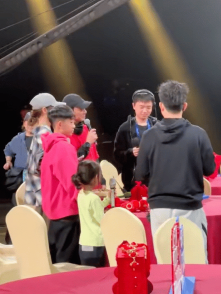 绝了！陈小春一家四口同台，这画面比春晚小品还好嗑！