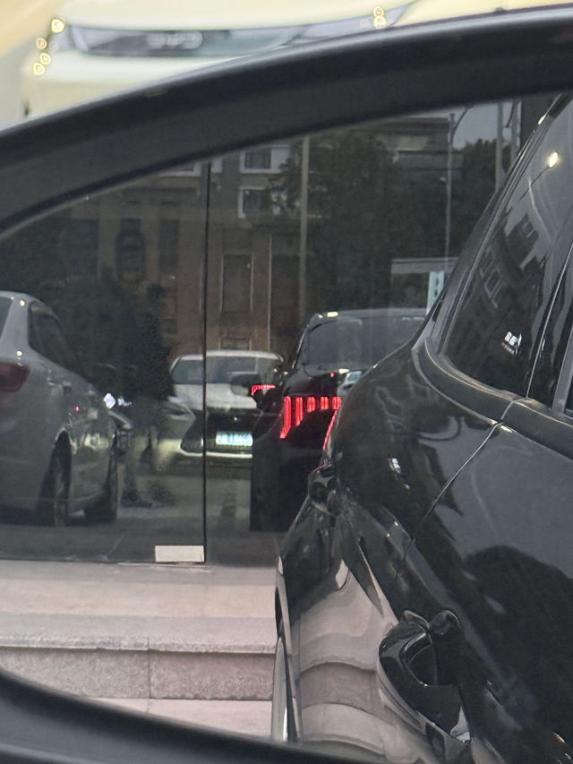 这样的尾灯和屁股，好不好认？