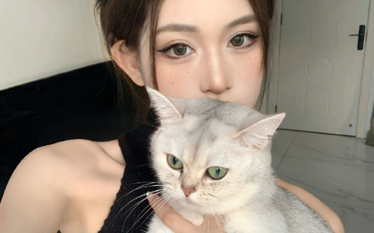 为了救妹妹，我靠近大佬，只为求那还没上市的治疗药......