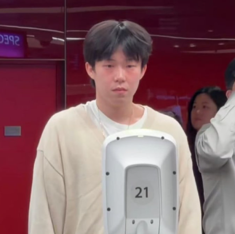 2026年3月2日，乒乓球运动员王楚钦在新加坡机场返程过安检时，因机器多次无法识