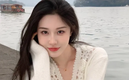 我把支教老师锁进猪圈，全村都骂我是恶种，直到警察从我爸地窖里抬出十几个女人