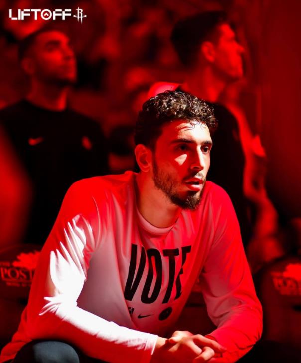 火箭队现在真的是见谁输谁，最近两场比赛，火箭队先输给了凯尔特人队，又输给了黄蜂队