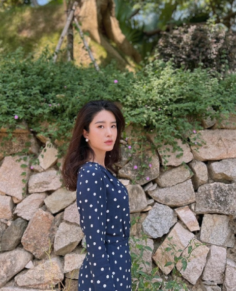 杨采钰晒秋日随拍着蓝色波点裙造型清新