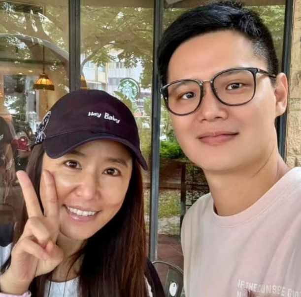 50岁的林心如在街头被路人抓拍素颜照，整体状态很松弛自然
她戴着印有“Hey B