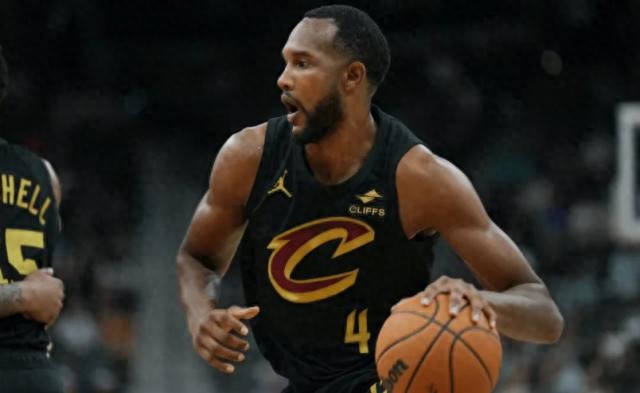 哈登所在的球队经常是他一下场其他人就不会打球了

这么多年了，这个很神奇，我不相