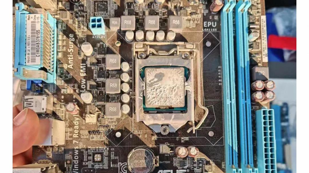 小黄鱼买的主板挡板不配套，联系卖家，还说不带挡板，这个是送的，小法庭赢了，但是支持卖家的评审，让人觉