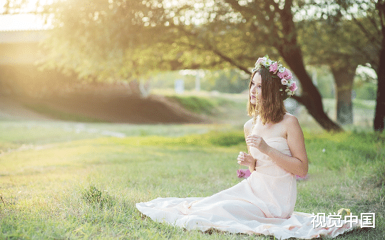 我在婆家过年偷懒被骂上热搜，全网劝我老公离婚另娶，可他却死活不肯离