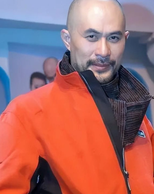 其实娱乐圈里息影转行的演员不少
但大多是开餐馆、做直播，像徐锦江这样，放弃如日中