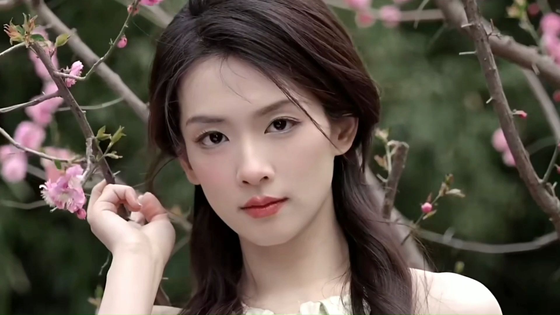 陈昊宇直播神游引众怒， C位摆烂遭痛批， 职业素养引质疑