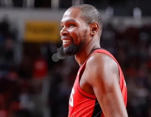 NBA常规赛火箭主场对阵老鹰的比赛已经结束。全场战罢，火箭以117-95战胜老鹰