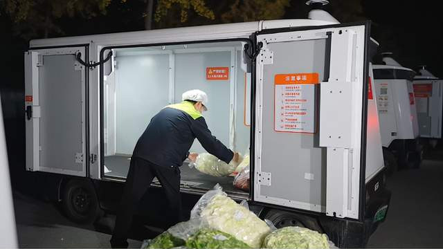 凌晨三点，青岛街头现“无人车同事”！一家配送企业的智能化实践