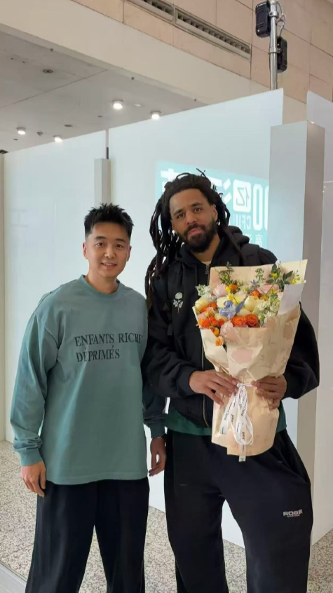 南京同曦新外援J Cole已经到位了，正式开始跟队训练，准备征战CBA。

没错