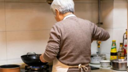 所谓孝顺，从不是坐等父母做饭