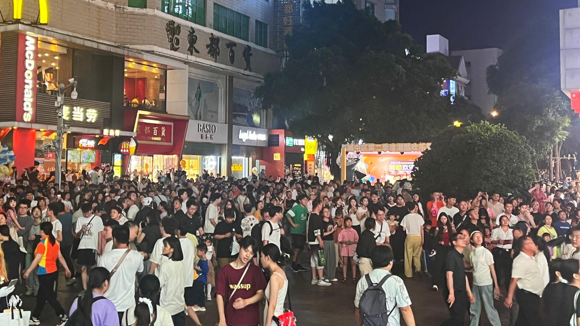 柳州人可不会排长队吃螺蛳粉，本地人可选的美食，丰富程度让你难以想象