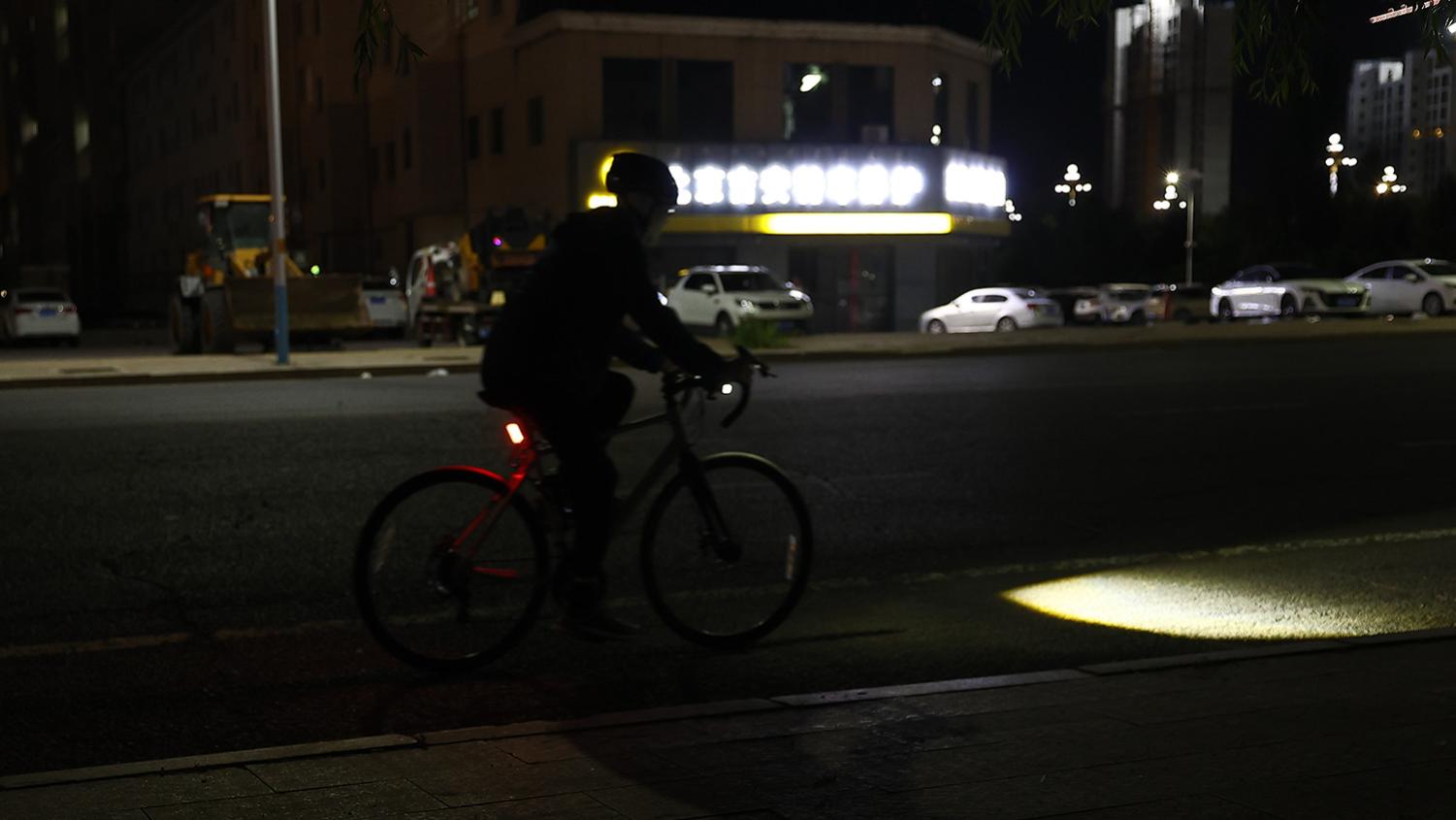 夜骑安全迈极炫顶配三件套实测，通勤组队全场景适配